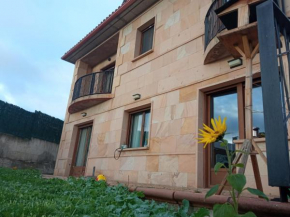 Eco casa con jardín privado y acceso gratuito a piscina en urbanización